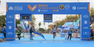 Agnes Ngetich logra la mejor marca del año (1:03:08) en el Medio Maratón Valencia