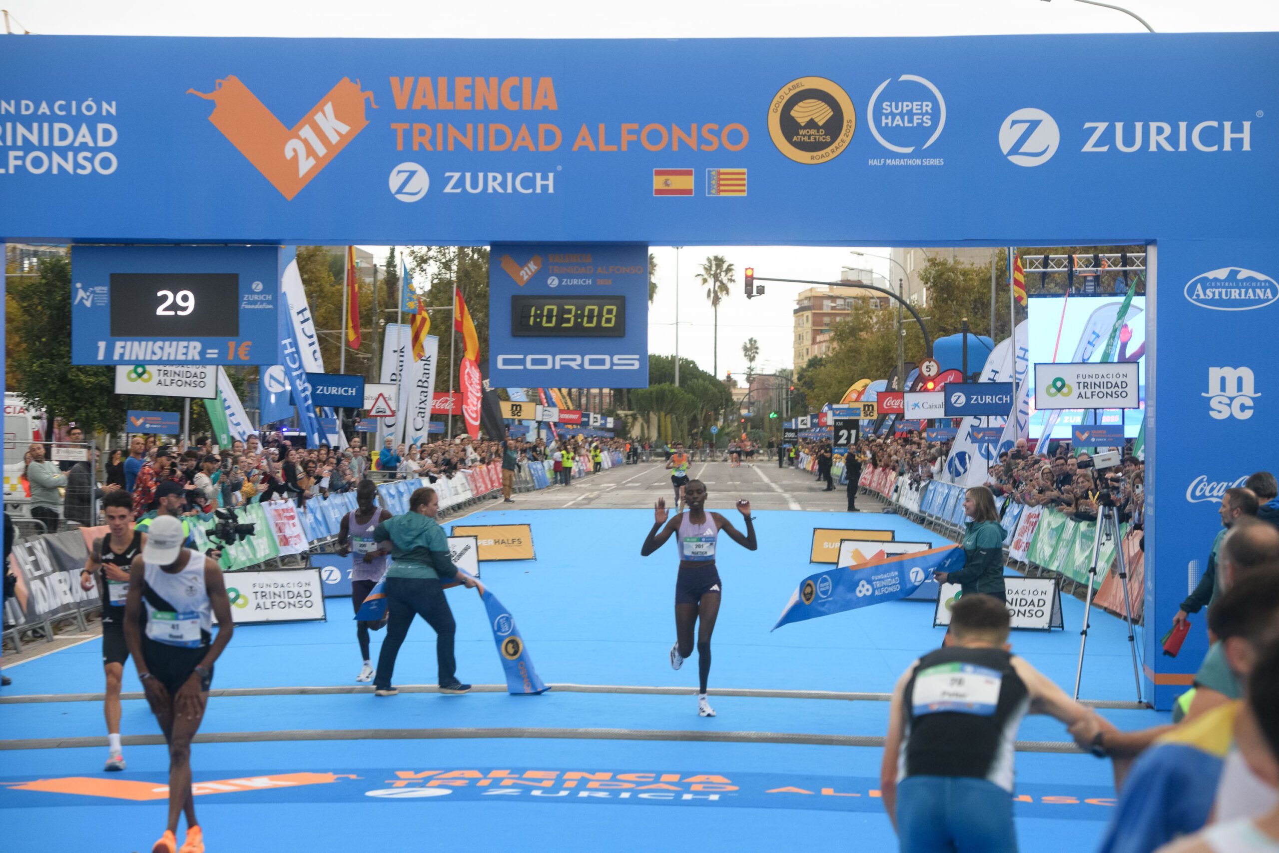Agnes Ngetich logra la mejor marca del año (1:03:08) en el Medio Maratón Valencia 2 21K Ganadora2025 scaled