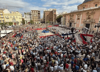 Valencia celebra el centenario del Himno de la Comunitat Valenciana con un emotivo acto multitudinario en la plaza de la Mare de Déu