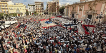Valencia celebra el centenario del Himno de la Comunitat Valenciana con un emotivo acto multitudinario en la plaza de la Mare de Déu