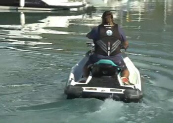 Un joven sobrevive dos noches a la deriva en el mar sobre una moto de agua