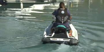Un joven sobrevive dos noches a la deriva en el mar sobre una moto de agua