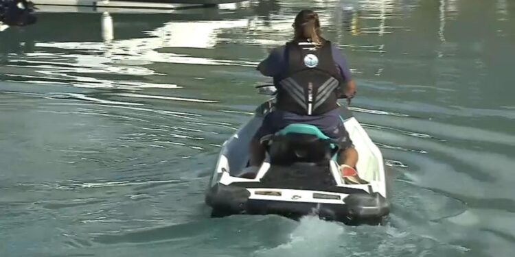 Un joven sobrevive dos noches a la deriva en el mar sobre una moto de agua