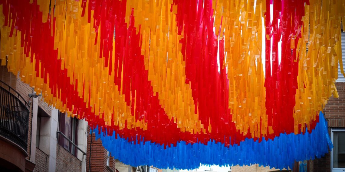 Torrent engalana la Calle Sagra por el 9 d'Octubre y el Día de la Hispanidad 1 Torrent engalana la Calle Sagra por el 9 d'Octubre y el Día de la Hispanidad