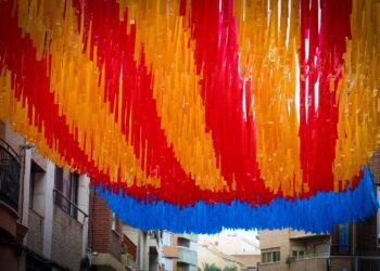Torrent engalana la Calle Sagra por el 9 d'Octubre y el Día de la Hispanidad