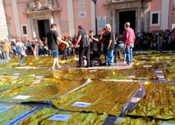 229 mantas térmicas y una marcha hasta El Ventorro: Valencia recuerda a las víctimas de la DANA con un acto de protesta 17 69020621d8f41