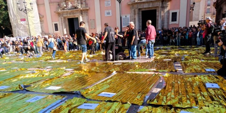 229 mantas térmicas y una marcha hasta El Ventorro: Valencia recuerda a las víctimas de la DANA con un acto de protesta 1 69020621d8f41