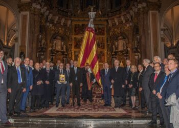 La RACV i Lo Rat Penat soliciten a l'Ajuntament de Valéncia que el Centenar de la Ploma custodie l'entrada de la Real Senyera en el Te Deum