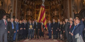 La RACV i Lo Rat Penat soliciten a l'Ajuntament de Valéncia que el Centenar de la Ploma custodie l'entrada de la Real Senyera en el Te Deum