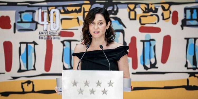 Ayuso evita respaldar la continuidad de Mazón y carga contra el Gobierno central por la gestión de la DANA 1 AA1P7Xc7