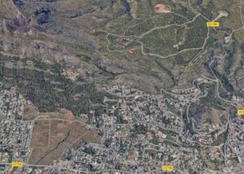 Un incendio de vegetación en las faldas del Mongó en Xàbia se ha extendido a terreno forestal y ya corta dos caminos