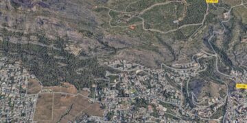 Un incendio de vegetación en las faldas del Mongó en Xàbia se ha extendido a terreno forestal y ya corta dos caminos