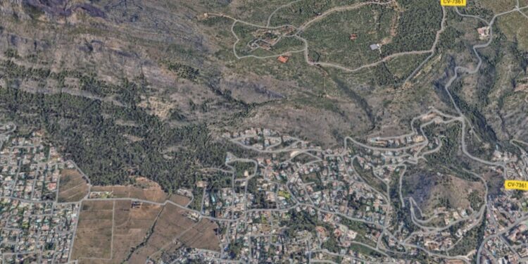 Un incendio de vegetación en las faldas del Mongó en Xàbia se ha extendido a terreno forestal y ya corta dos caminos