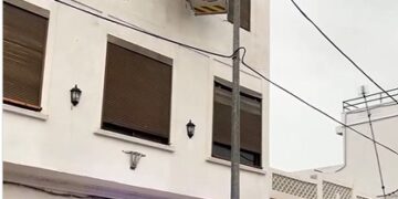 Lluvias: La Policía recomienda no transitar por el jardín del Turia ni por el Saler y los bomberos actúan en La Punta por caída de fachada