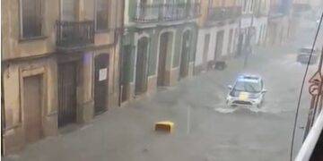 Carcaixent inundado y un nuevo núcleo se acerca a Cullera desde el mar