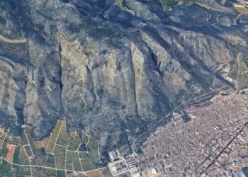 Declarado un incendio forestal en Tavernes de la Valldigna entre rachas de 60Km/h