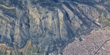 Declarado un incendio forestal en Tavernes de la Valldigna entre rachas de 60Km/h