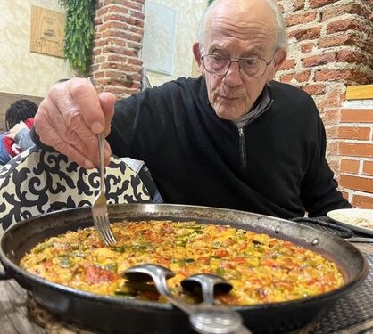 La paella cuántica de Christopher Lloyd: Doc Brown descubre el arroz al dente en pleno 2025 1 La paella cuántica de Christopher Lloyd: Doc Brown descubre el arroz al dente en pleno 2025