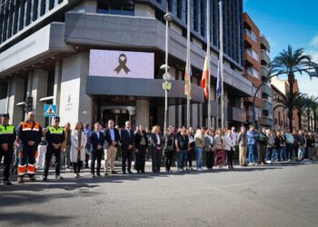 Centenares de vecinos se concentran en Torrent para homenajear a las victimas de la DANA de 2024 2 Mediana