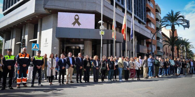 Torrent honra a las víctimas de la DANA con un emotivo minuto de silencio 1 Centenares de vecinos se concentran en Torrent para homenajear a las victimas de la DANA de 2024 2 Mediana