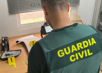 Detenidos e identificados por copiar en exámenes de tráfico