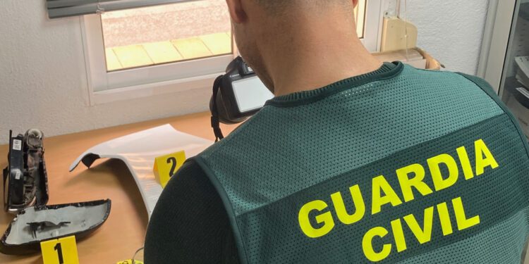 Detenidos e identificados por copiar en exámenes de tráfico