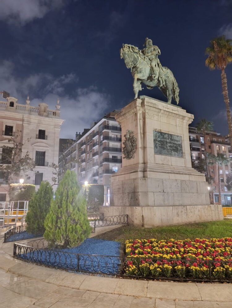 Los colores de la Bandera de España lucen en el Parterre por el Día de la Hispanidad