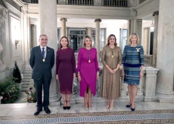 La nueva Honorable Clavariesa Vicentina 2026, Vicenta Evangelina Escudero, recibe el reconocimiento de la ciudad en el Salón de Cristal 1 La nueva Honorable Clavariesa Vicentina 2026, Vicenta Evangelina Escudero, recibe el reconocimiento de la ciudad en el Salón de Cristal