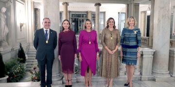 La nueva Honorable Clavariesa Vicentina 2026, Vicenta Evangelina Escudero, recibe el reconocimiento de la ciudad en el Salón de Cristal