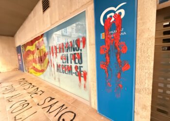El independentismo catalanista de ARRAN ataca y vandaliza la sede del PPCV en Valencia 14 El independentismo catalanista de ARRAN ataca y vandaliza la sede del PPCV en Valencia