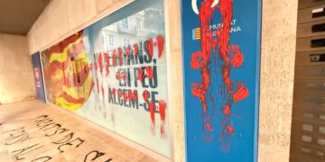 El independentismo catalanista de ARRAN ataca y vandaliza la sede del PPCV en Valencia