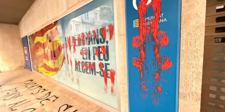 El independentismo catalanista de ARRAN ataca y vandaliza la sede del PPCV en Valencia 1 El independentismo catalanista de ARRAN ataca y vandaliza la sede del PPCV en Valencia