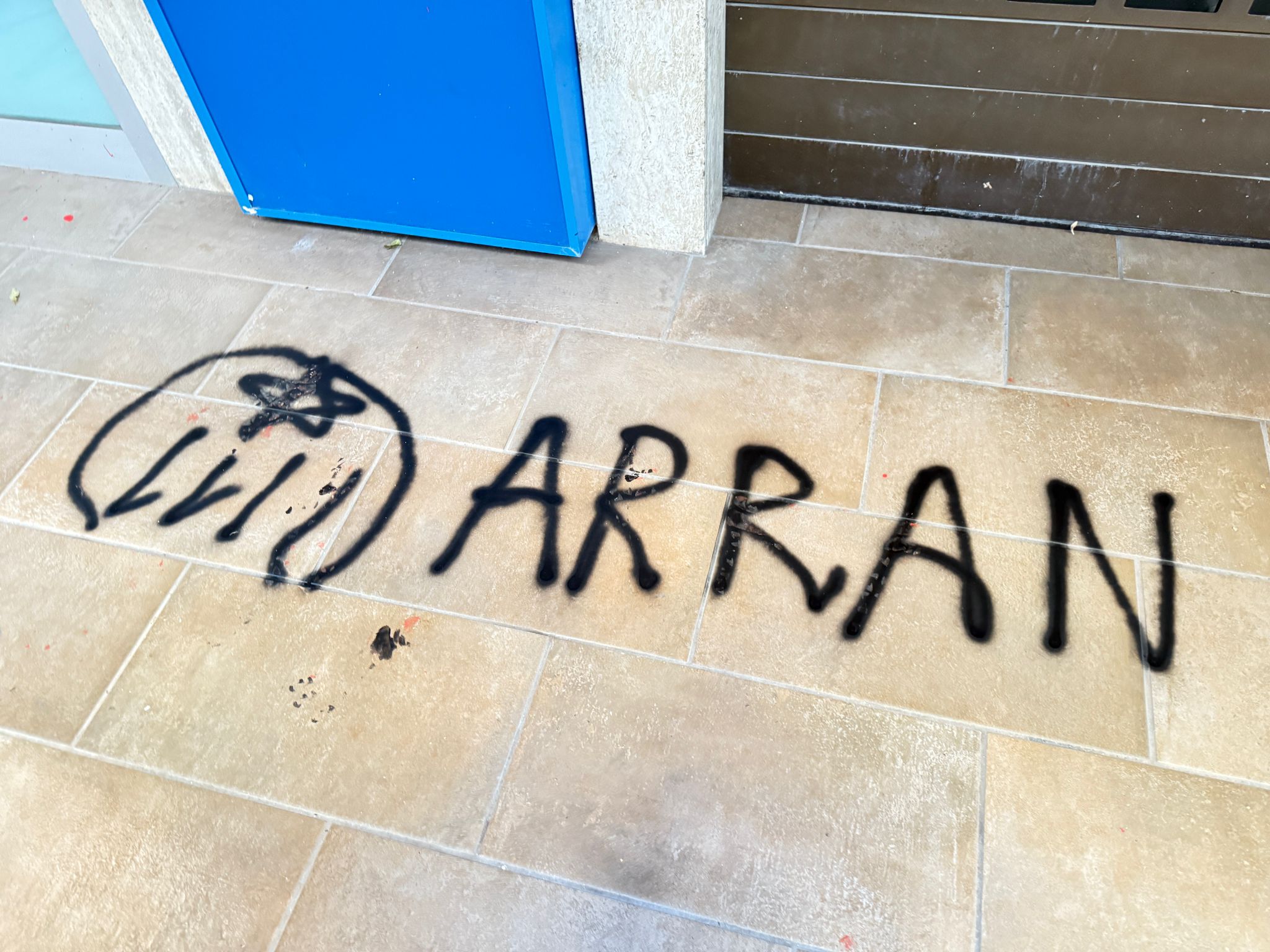 El independentismo catalanista de ARRAN ataca y vandaliza la sede del PPCV en Valencia 2 G4GGiXJXIAAjY55