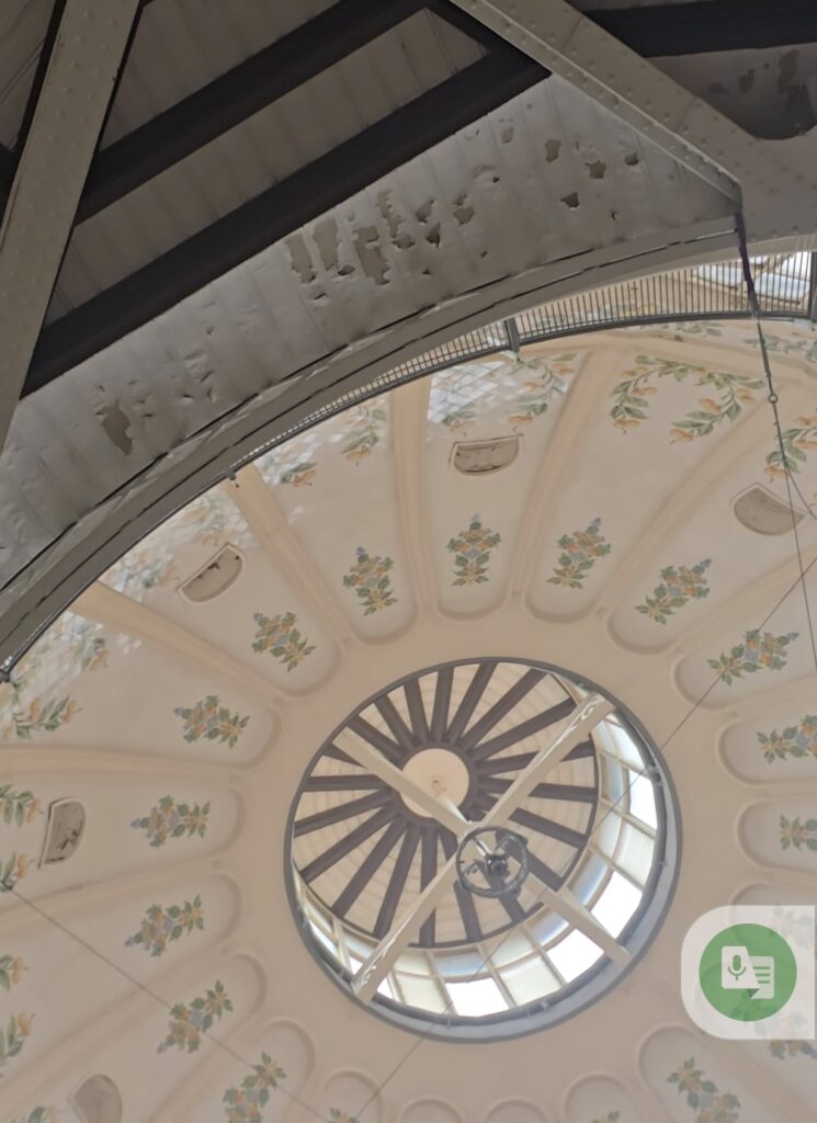UN Mercado Central de Valencia Encharcado 2 Goteras Cupula 1 e1760447328894