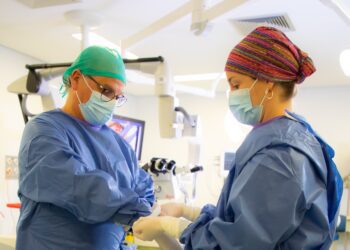 Las hernias discales son una de las principales causas de dolor lumbar y cervical en adultos