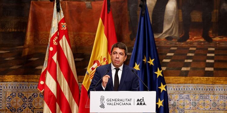 Mazón admite "errores" en la gestión en su declaración institucional desde el Palau de la Generalitat 1 MAZON