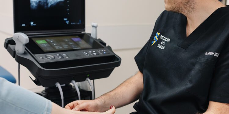 La Unidad del Dolor de Vithas Valencia aplica un tratamiento efectivo con radiofrecuencia para el dolor lumbar por artrosis 1 La Unidad del Dolor de Vithas Valencia aplica un tratamiento efectivo con radiofrecuencia para el dolor lumbar por artrosis