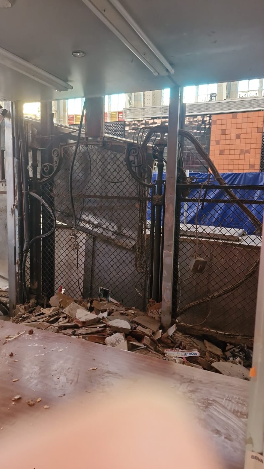 Utilizan las fuentes históricas del Mercado Central Valencia como soporte de extraños abetos que tapan la historia 2 Mercado escombros