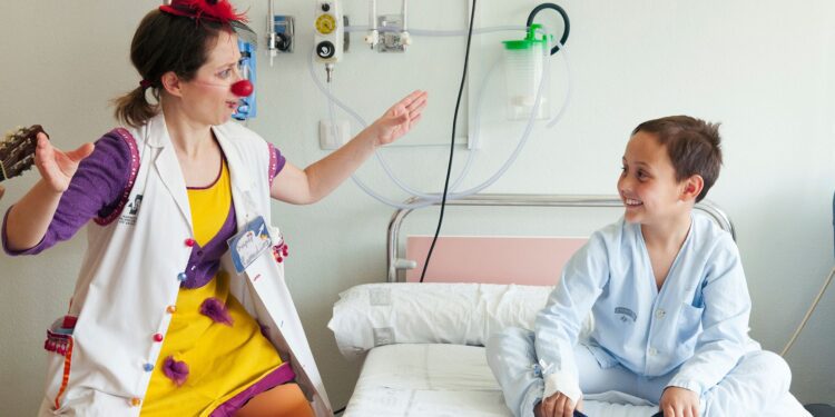 Payasospital invita a los colegios valencianos a unirse al Calendario Solidario 2026