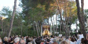 La imagen peregrina de la Virgen de los Desamparados visita las pedanías valencianas de El Saler y Pinedo
