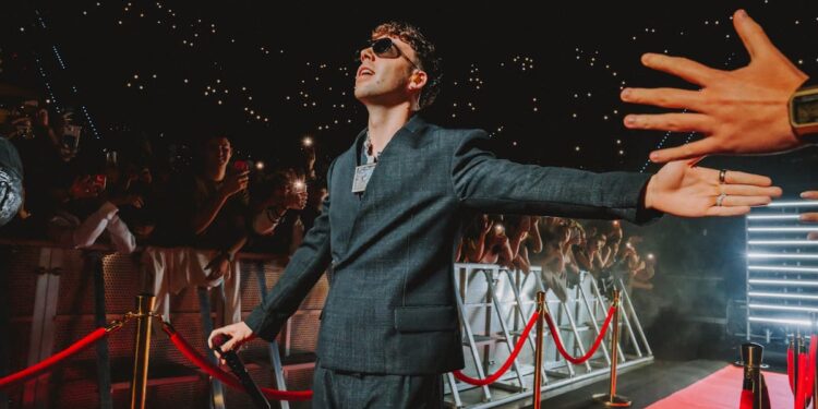 Fiebre por Quevedo en Valencia: centenares de fans hacen cola en el Roig Arena para su último concierto de gira 1 Fiebre por Quevedo en Valencia: centenares de fans hacen cola en el Roig Arena para su último concierto de gira