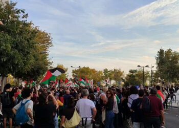 Tensión con la policía de los 2.000 manifestantes que rodean el Roig Arena en protesta contra Israel