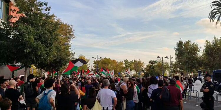 Tensión con la policía de los 2.000 manifestantes que rodean el Roig Arena en protesta contra Israel