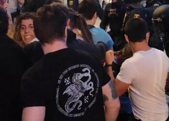 Cargas policiales contra los manifestantes pro Palestinos que rodean el Roig Arena