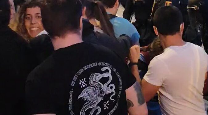 Cargas policiales contra los manifestantes pro Palestinos que rodean el Roig Arena