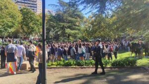 Tensión en la Universitat de Valéncia por la presencia de Vito Quiles: La UIP despliega un amplio dispositivo policial 2 SnapReels.Net B01IHiobe4A0b2cY