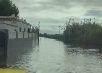 Varios caminos y carreteras siguen cortados en Cullera por acumulación de agua