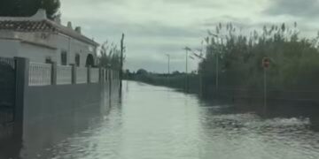 Varios caminos y carreteras siguen cortados en Cullera por acumulación de agua