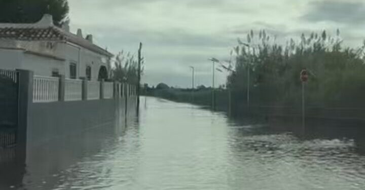 Varios caminos y carreteras siguen cortados en Cullera por acumulación de agua