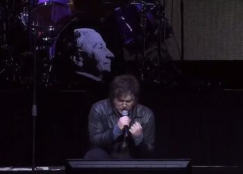Milei lanza su libro con un controvertido concierto de rock en Buenos Aires que incluye "Libre" de Nino Bravo